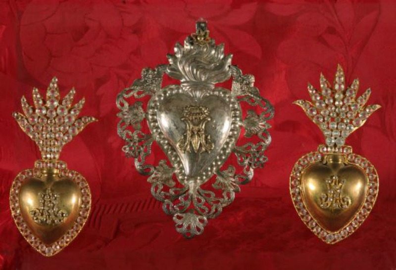 Cuori fiammeggianti in oro e argento. Museo Antico Tesoro della Santa Casa di Loreto
