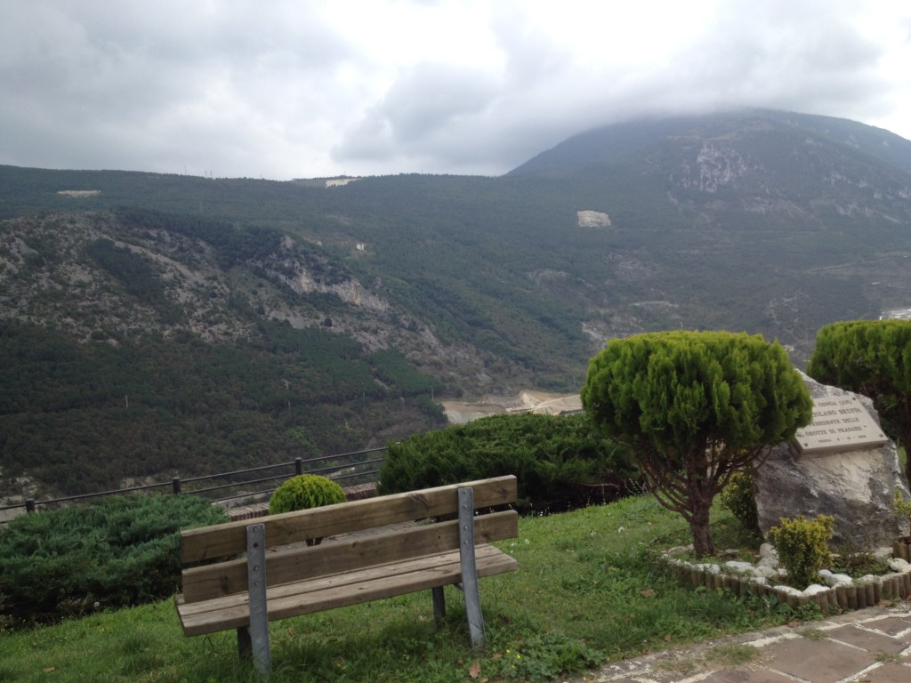 La vista dalla panchina vicino al castello di Pierosara