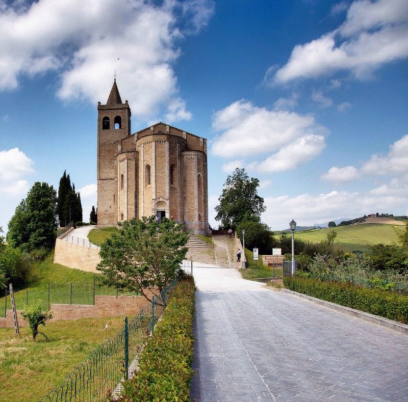 Chiesa Santa Maria della Rocca di Offida @antocadei (Instagram)