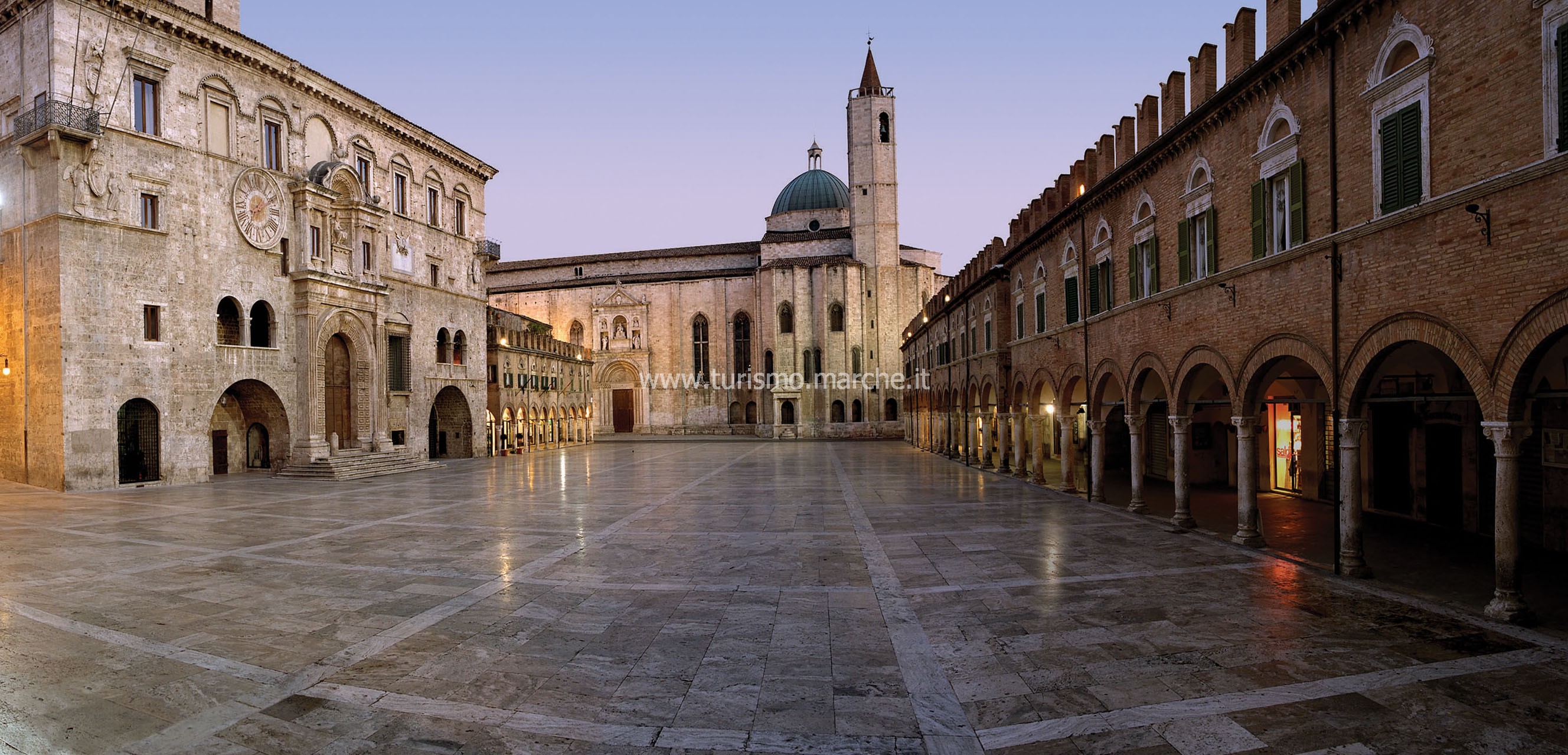Ascoli Piceno e la sua celebre Piazza del Popolo 