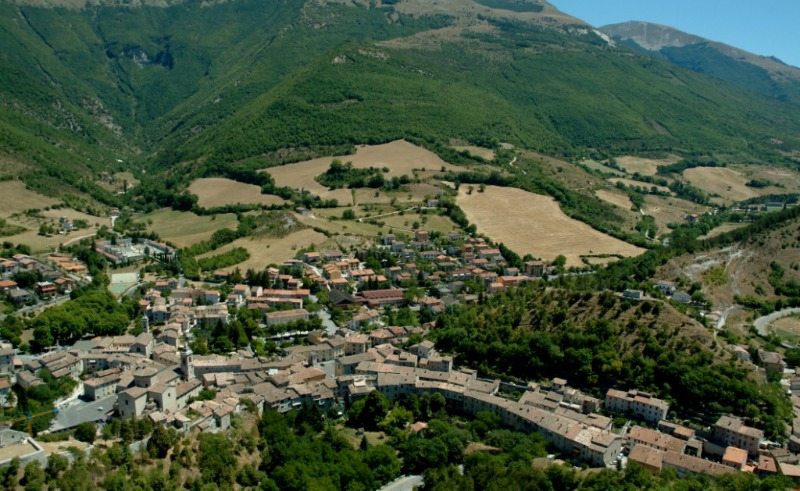 Cantiano, il paese con vista sul Monte Catria © Archivio comunale di Cantiano 