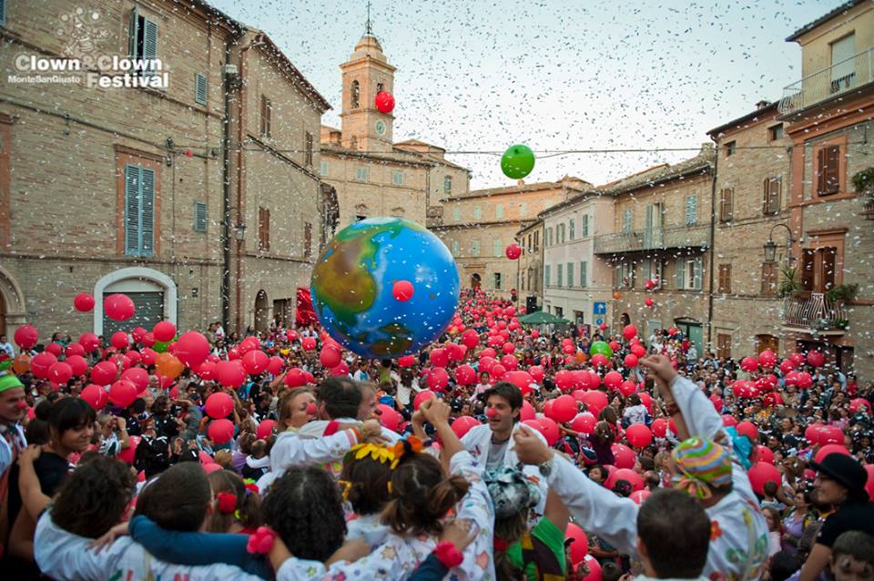 Vista della piazza di Monte San Giusto con il Clown e Clown Festival