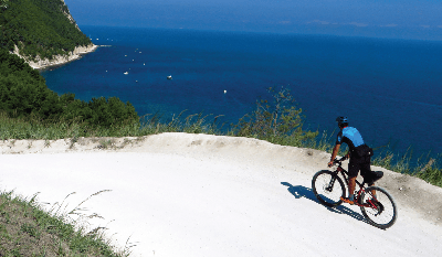 ciclista in uno sterrato sul Conero