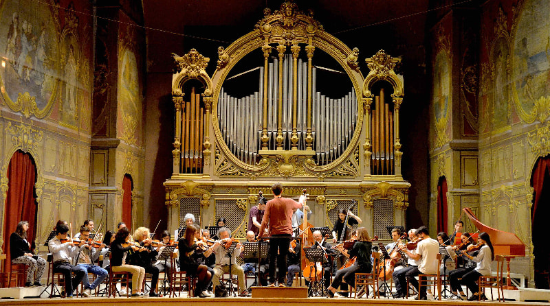 Muscisti che si esibiscono all'Auditorium Pedrotti all'interno del Conservatorio Rossini di Pesaro 