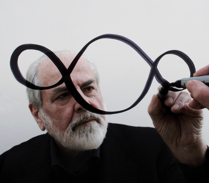 L'artista Pistoletto che disegna un simbolo dell'Infinito