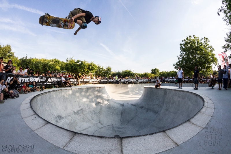 Adriatic Pool Party a Fano con ragazzo che vola sullo skate