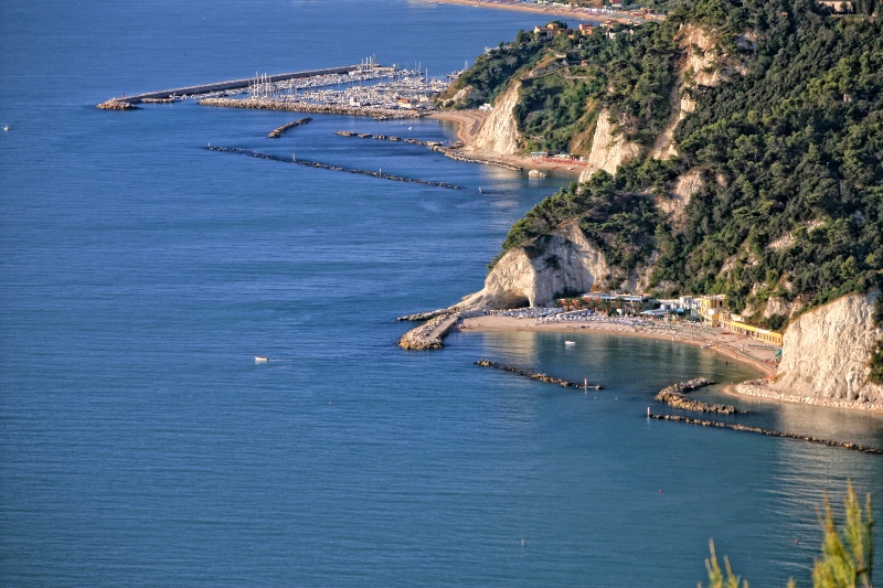 Monte Conero che digrada verso il marre