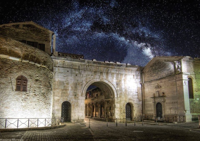 Arco d'Augusto di Fano in notturna 