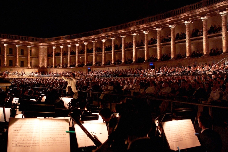 arena sferisterio macerata con direttore d'orchestra