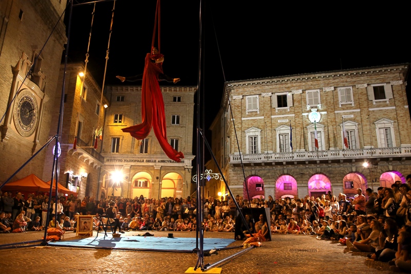 Circo di strada in piazza della Libertà a Macerata