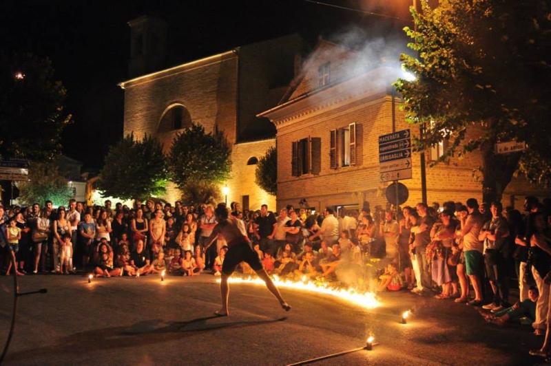 mangiafuoco in piazza a Colmurano 