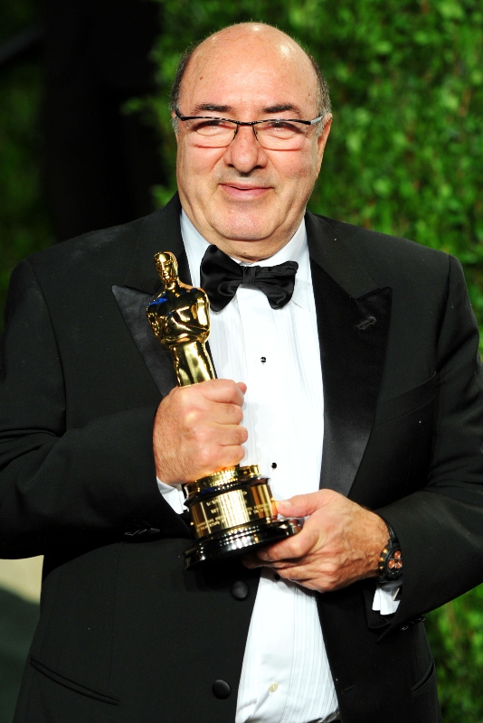 Dante Ferretti con in mano l'Oscar 