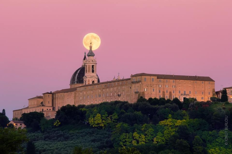 veduta di Loreto con luna dietro il campanile