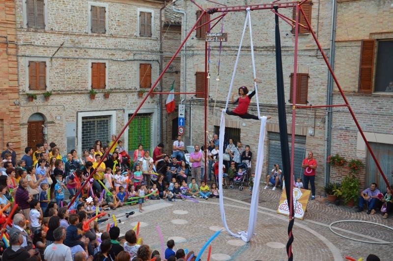 piazza gremita durante l'evento Magicabula a Colmurano 