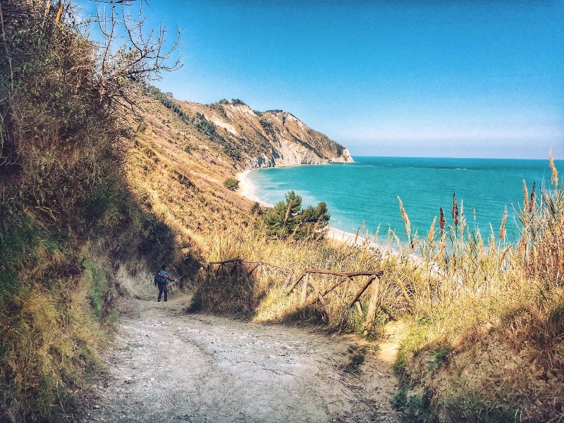 Sentiero per la spiaggia di Mezzavalle 