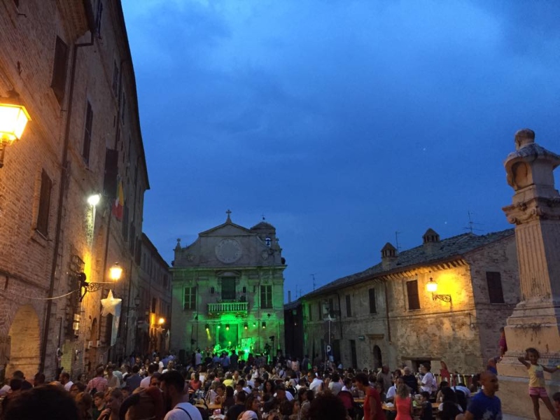 piazza gremita in piazza a Montalto delle Marche per la notte delle streghe 