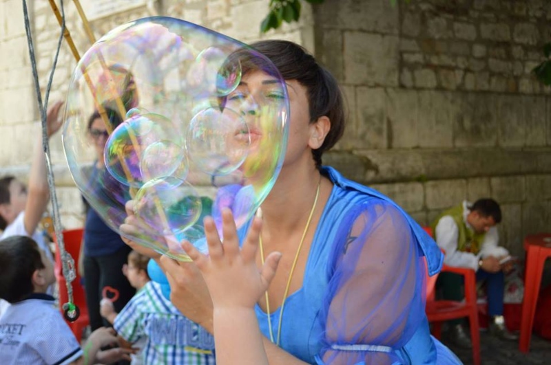 Spettacolo di bolle di sapone all'evento Offagna Buskers Festival 