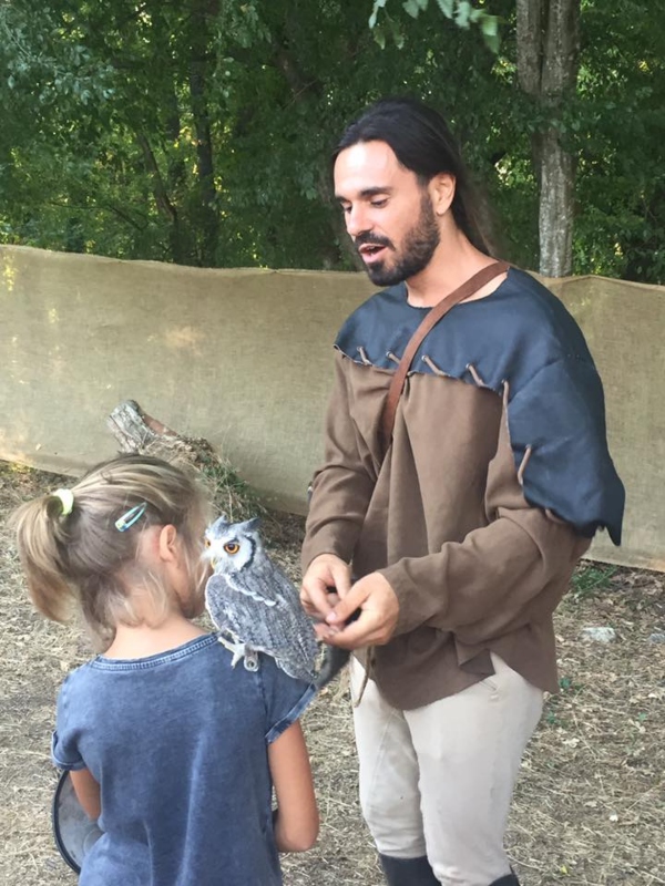 bambina con gufetto sulla spalla