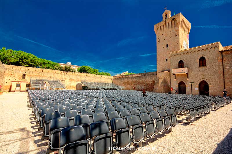 Arena Beniamino Gigli con sedie e torre 