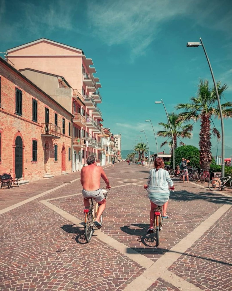 due ciclisti pedalano nel lungomare di Porto Recanati 