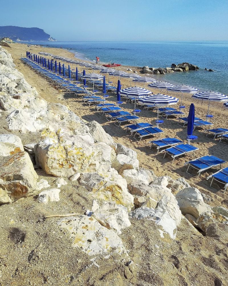 spiaggia di Porto Recanati con ombrelloni e Monte Conero sullo sfondo