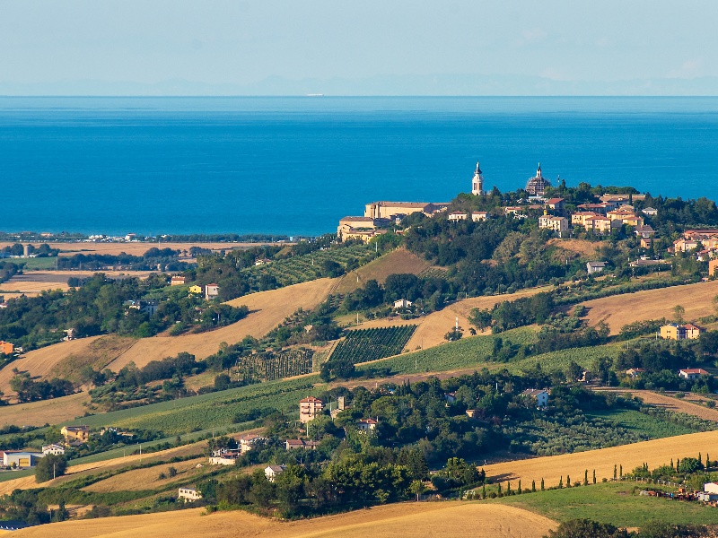 paesaggio da Recanati con Loreto, il mare e i monti Velebit